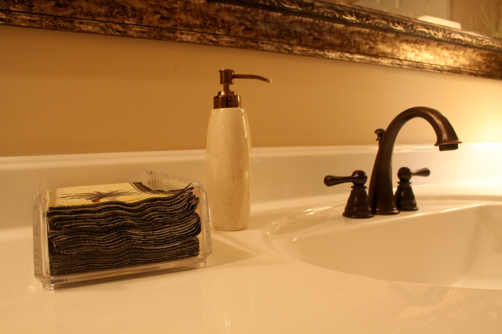 Idéer för ett mellanstort klassiskt badrum med dusch, med luckor med upphöjd panel, vita skåp, en dusch i en alkov, en toalettstol med separat cisternkåpa, beige väggar, marmorgolv, ett integrerad handfat, beiget golv och dusch med gångjärnsdörr
