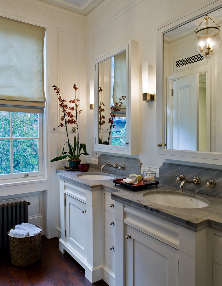 Bild på ett stort vintage grå grått en-suite badrum, med vita skåp, vita väggar, mörkt trägolv, skåp i shakerstil, ett undermonterad handfat, bänkskiva i täljsten och brunt golv