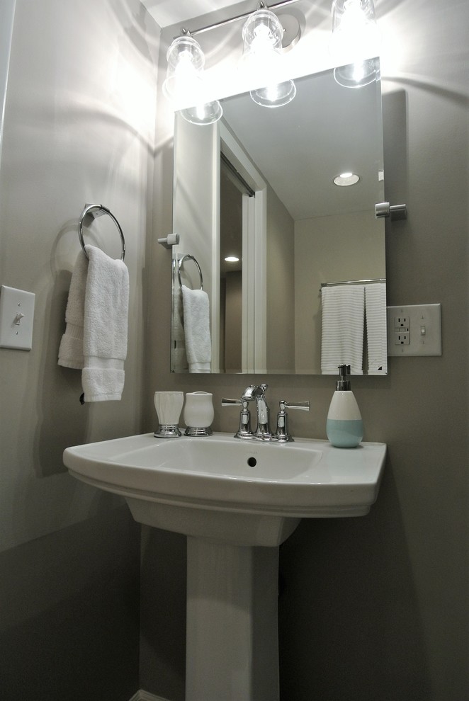 インディアナポリスにあるお手頃価格の小さなトランジショナルスタイルのおしゃれなバスルーム (浴槽なし) (オープン型シャワー、分離型トイレ、グレーのタイル、モザイクタイル、グレーの壁、セラミックタイルの床、ペデスタルシンク) の写真