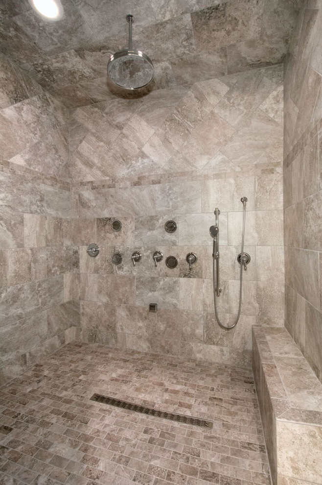 Идея дизайна: большая главная ванная комната в стиле неоклассика (современная классика) с душем в нише, серой плиткой, керамической плиткой, серыми стенами и полом из керамической плитки