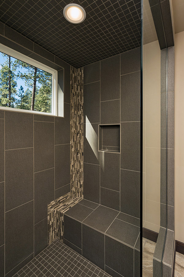 Пример оригинального дизайна: большая главная ванная комната в современном стиле с душем без бортиков, серой плиткой, керамической плиткой и душем с распашными дверями