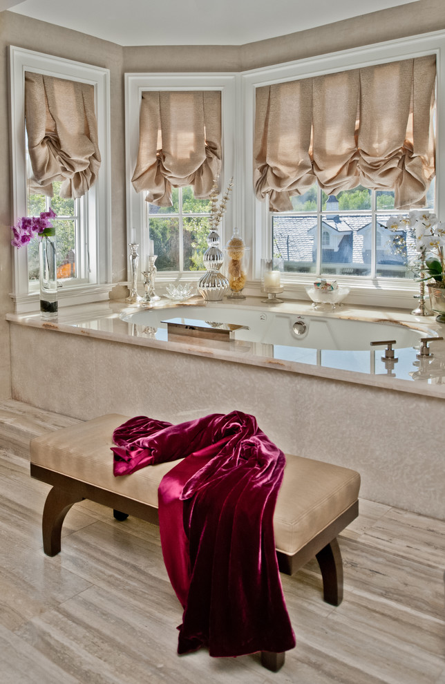 ロサンゼルスにあるトラディショナルスタイルのおしゃれな浴室 (アルコーブ型浴槽) の写真