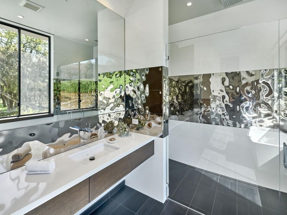 Идея дизайна: большая главная ванная комната в современном стиле с плоскими фасадами, темными деревянными фасадами, душем в нише, белой плиткой, зеркальной плиткой, белыми стенами, врезной раковиной, серым полом, душем с распашными дверями и полом из керамогранита