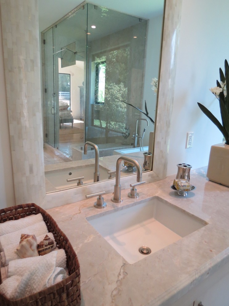 ロサンゼルスにあるトラディショナルスタイルのおしゃれな浴室の写真