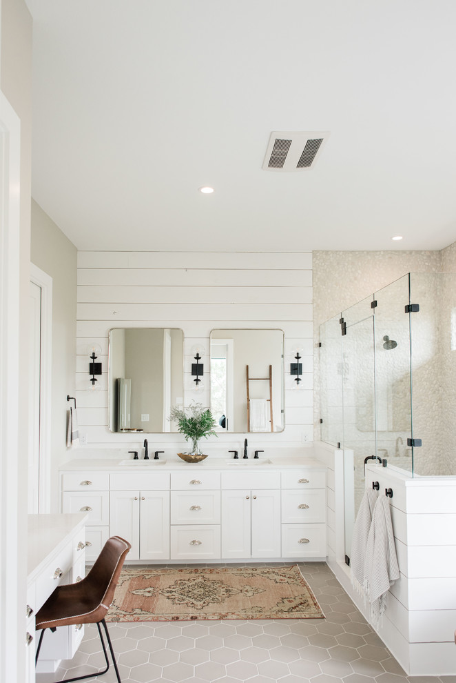Imagen de cuarto de baño principal, clásico renovado, grande, con armarios estilo shaker, puertas de armario blancas, bañera exenta, ducha doble, baldosas y/o azulejos beige, suelo de baldosas tipo guijarro, paredes grises, suelo de baldosas de porcelana, lavabo bajoencimera, encimera de cuarcita, suelo gris, ducha con puerta con bisagras y encimeras blancas