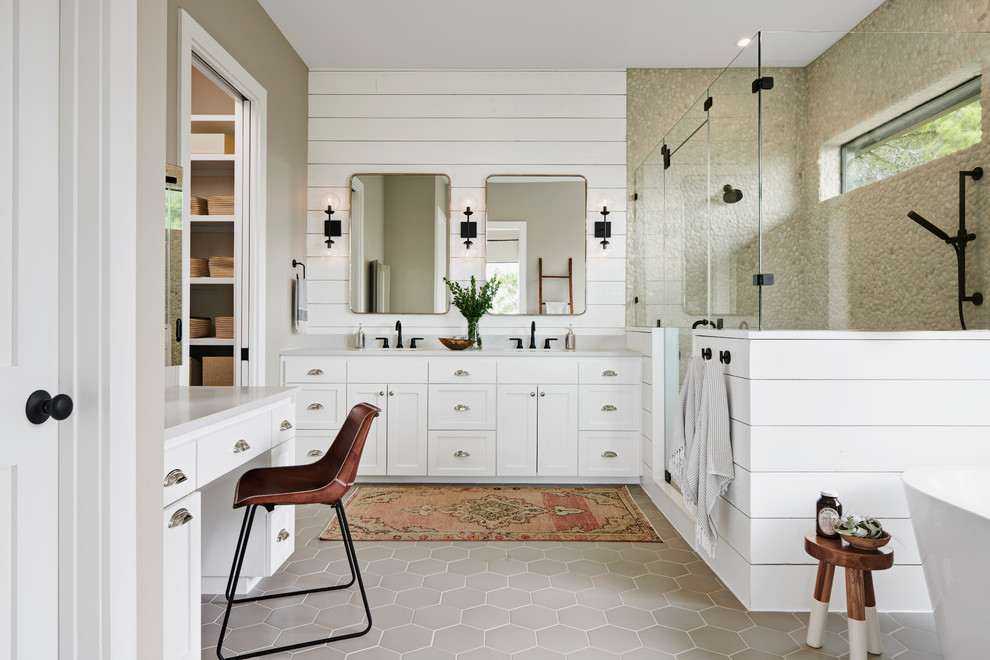 Inspiration för ett stort lantligt vit vitt en-suite badrum, med skåp i shakerstil, vita skåp, ett fristående badkar, en hörndusch, vita väggar, klinkergolv i porslin, ett nedsänkt handfat, bänkskiva i kvarts, grått golv och dusch med gångjärnsdörr