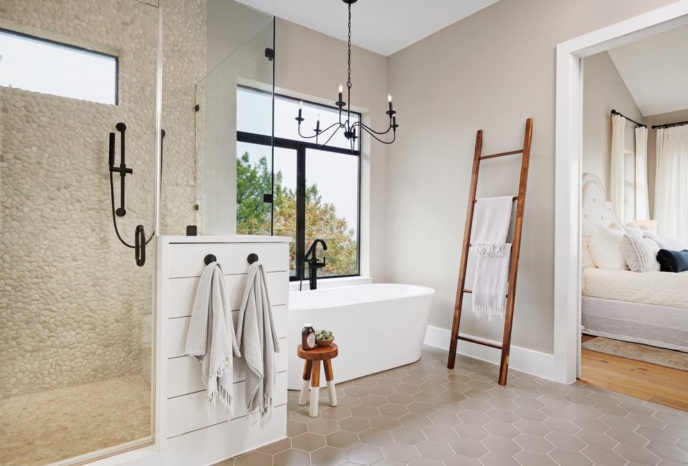 Idéer för stora lantliga vitt en-suite badrum, med skåp i shakerstil, vita skåp, ett fristående badkar, en hörndusch, vita väggar, klinkergolv i porslin, ett nedsänkt handfat, bänkskiva i kvarts, grått golv och dusch med gångjärnsdörr