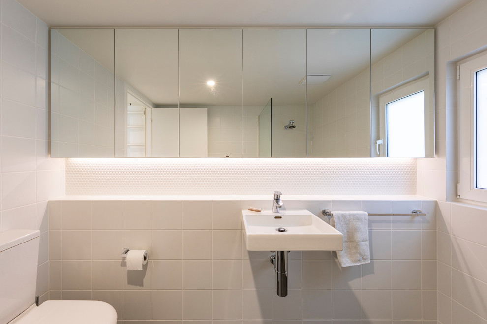 Kleines Badezimmer En Suite mit Glasfronten, offener Dusche, Toilette mit Aufsatzspülkasten, gelben Fliesen, Keramikfliesen, weißer Wandfarbe, Keramikboden, Wandwaschbecken, offener Dusche, Einzelwaschbecken, eingebautem Waschtisch und grauem Boden in Canberra - Queanbeyan