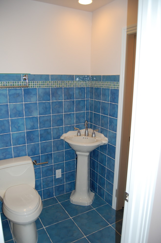 Diseño de cuarto de baño contemporáneo de tamaño medio con sanitario de una pieza, baldosas y/o azulejos azules, baldosas y/o azulejos de cerámica, paredes azules, suelo de baldosas de cerámica, aseo y ducha, lavabo con pedestal y suelo azul