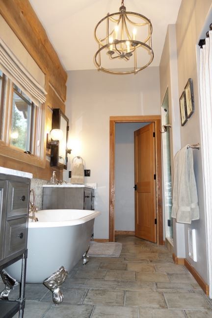 Exemple d'une salle de bain principale montagne de taille moyenne avec des portes de placard grises, une baignoire sur pieds, une douche d'angle, WC à poser, un mur blanc, un plan vasque, un sol gris et une cabine de douche à porte battante.