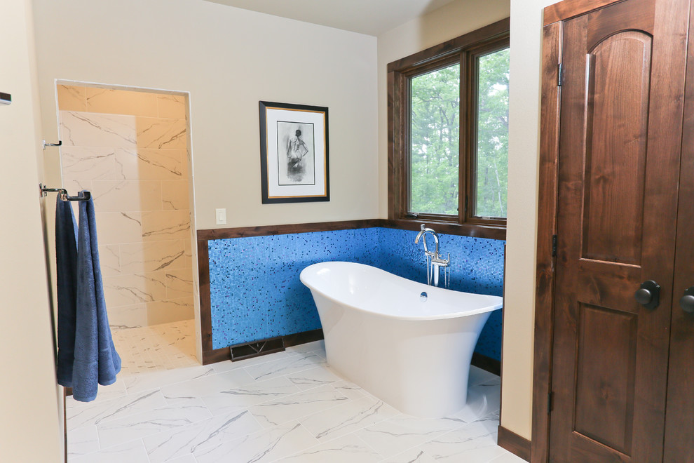 Пример оригинального дизайна: главная ванная комната среднего размера в современном стиле с отдельно стоящей ванной, душем без бортиков, синей плиткой, плиткой мозаикой, бежевыми стенами и мраморным полом