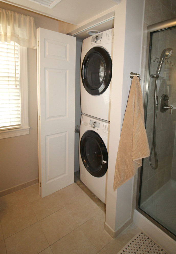 Immagine di una stanza da bagno minimalista con lavanderia