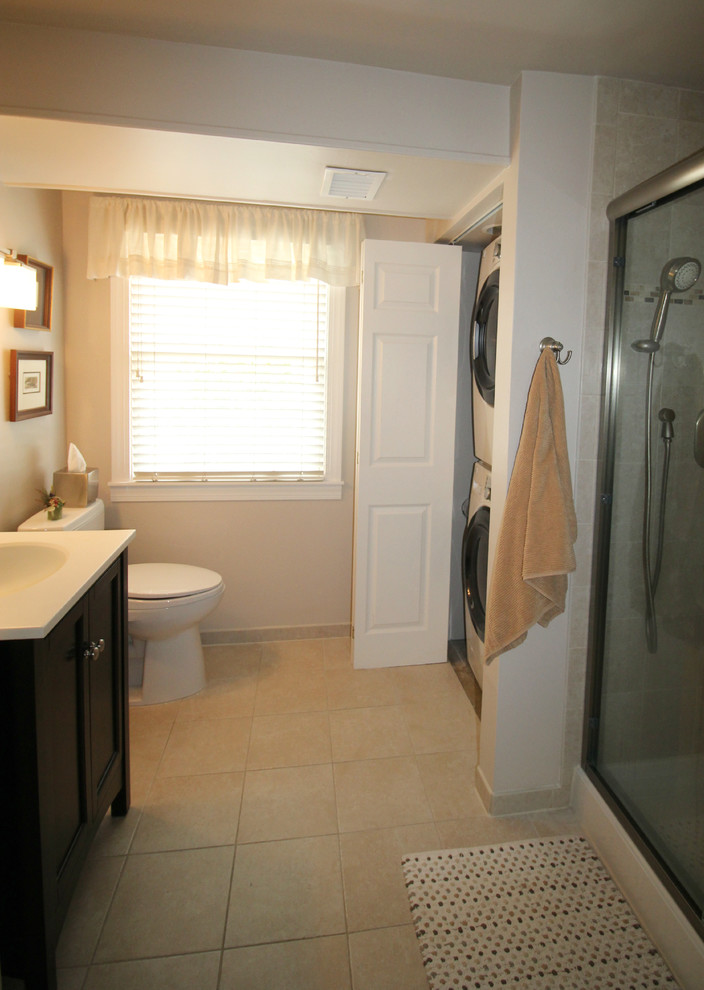 Modernes Badezimmer mit Wäscheaufbewahrung in Washington, D.C.