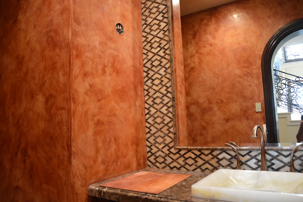 Foto di una stanza da bagno con doccia mediterranea di medie dimensioni con piastrelle multicolore, piastrelle in pietra, pareti arancioni, lavabo da incasso e top in granito