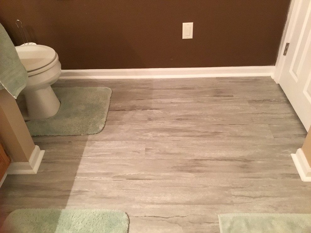 Mittelgroßes Maritimes Badezimmer En Suite mit beiger Wandfarbe, Vinylboden und grauem Boden in Indianapolis
