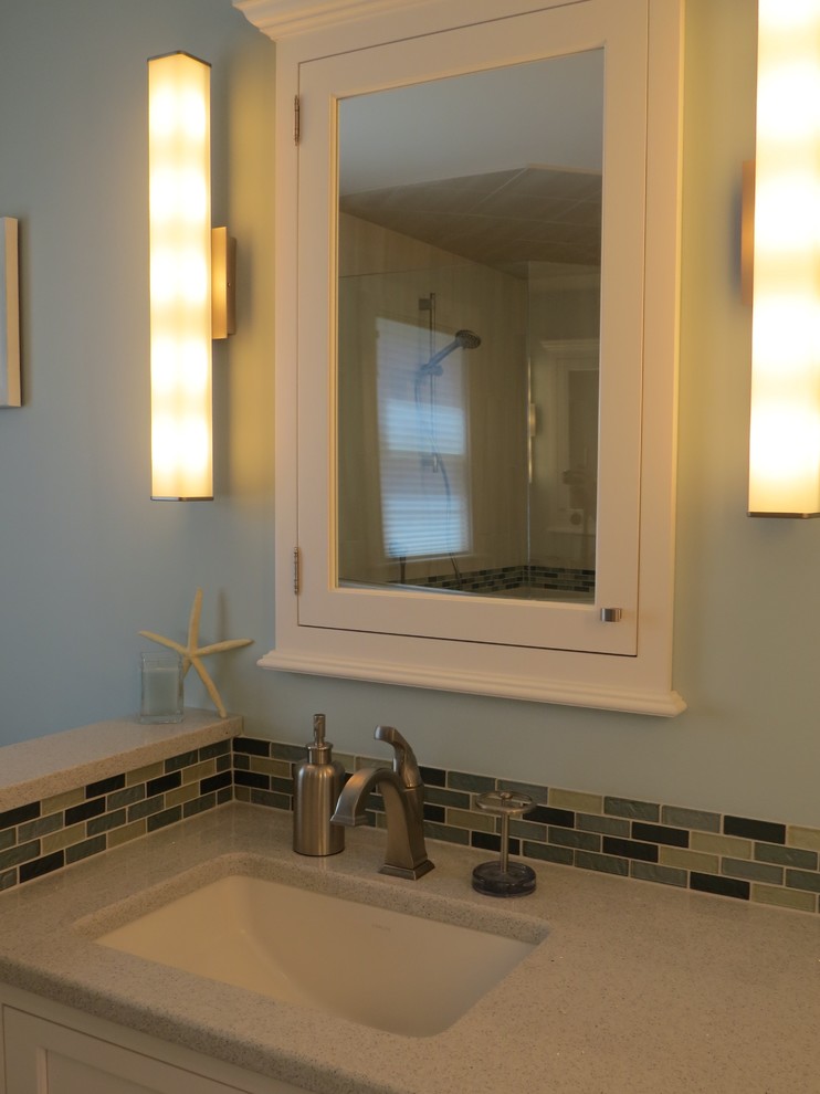 На фото: главная ванная комната среднего размера в морском стиле с фасадами с декоративным кантом, белыми фасадами, столешницей из искусственного кварца, душем без бортиков, разноцветной плиткой, стеклянной плиткой, синими стенами и полом из керамогранита с