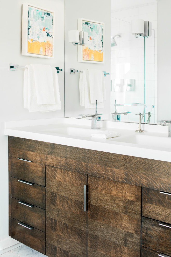 Foto di una stanza da bagno stile marinaro di medie dimensioni con ante lisce, pareti bianche, lavabo integrato, top in quarzo composito e ante in legno bruno