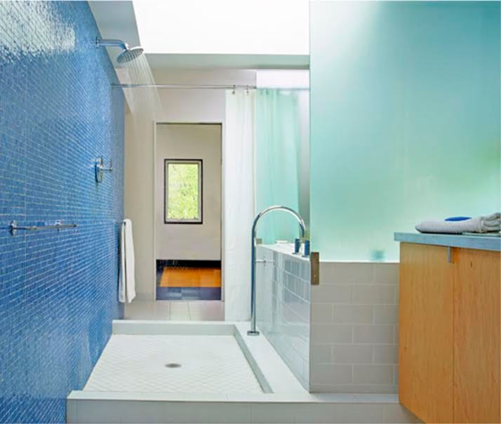 Immagine di una stanza da bagno padronale boho chic di medie dimensioni con ante lisce, ante in legno scuro, vasca ad alcova, doccia aperta, piastrelle blu, piastrelle a mosaico, top in cemento e doccia con tenda