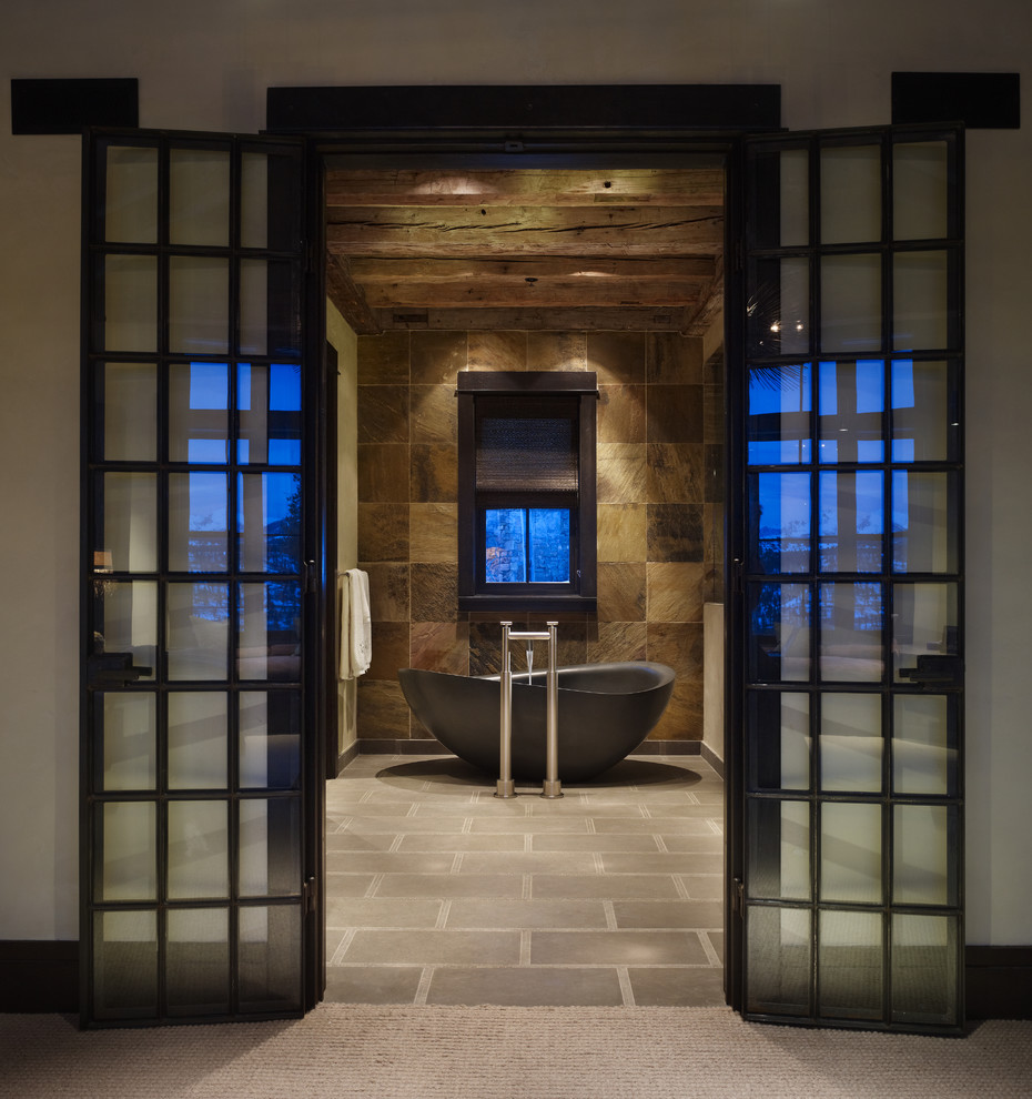 Inspiration för rustika badrum, med ett fristående badkar