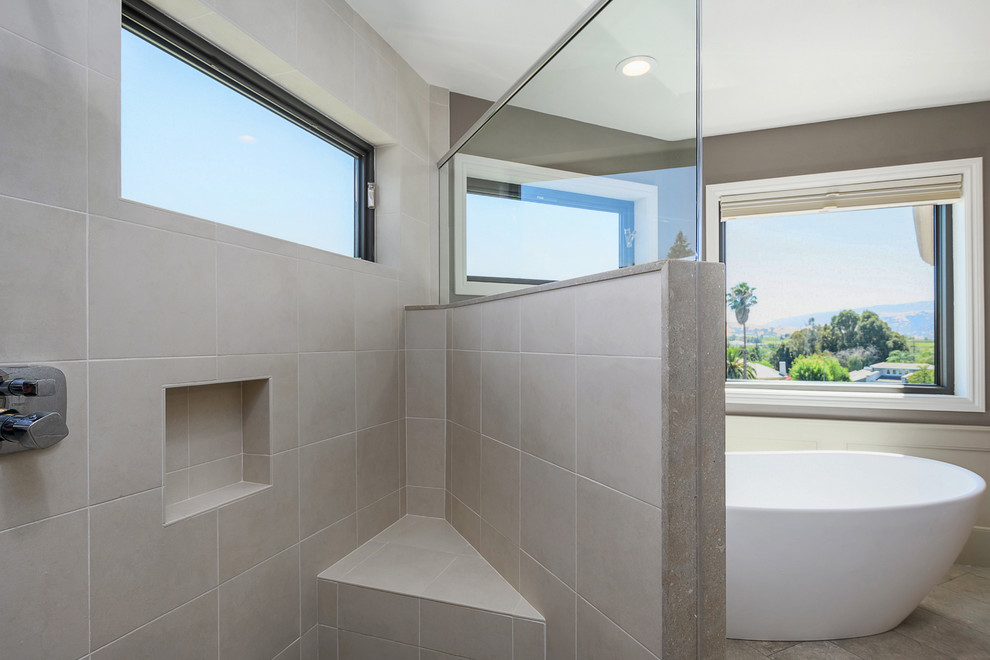 Источник вдохновения для домашнего уюта: главная ванная комната среднего размера в современном стиле с фасадами с утопленной филенкой, белыми фасадами, отдельно стоящей ванной, угловым душем, раздельным унитазом, серой плиткой, керамогранитной плиткой, серыми стенами, полом из керамогранита, настольной раковиной, столешницей из бетона, серым полом и душем с распашными дверями