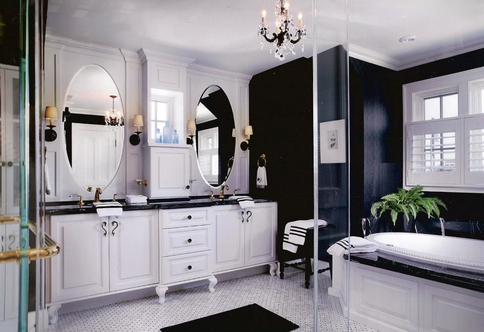 Idée de décoration pour une salle de bain tradition de taille moyenne avec un lavabo encastré, un placard avec porte à panneau surélevé, des portes de placard blanches, un plan de toilette en granite, une baignoire posée, un carrelage blanc, un mur noir, un sol en marbre, une douche d'angle et WC à poser.