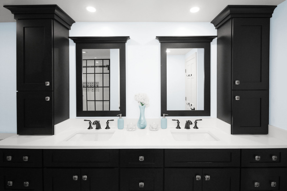 Inredning av ett modernt mellanstort vit vitt badrum för barn, med skåp i shakerstil, svarta skåp, en dusch i en alkov, en toalettstol med separat cisternkåpa, vit kakel, porslinskakel, blå väggar, klinkergolv i porslin, ett undermonterad handfat, bänkskiva i kvarts, svart golv och dusch med gångjärnsdörr