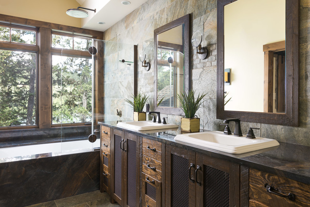 Idéer för ett mellanstort rustikt flerfärgad en-suite badrum, med bruna skåp, ett undermonterat badkar, en dusch/badkar-kombination, skifferkakel, skiffergolv, ett nedsänkt handfat, granitbänkskiva, grå kakel, gula väggar, grått golv, med dusch som är öppen och luckor med infälld panel