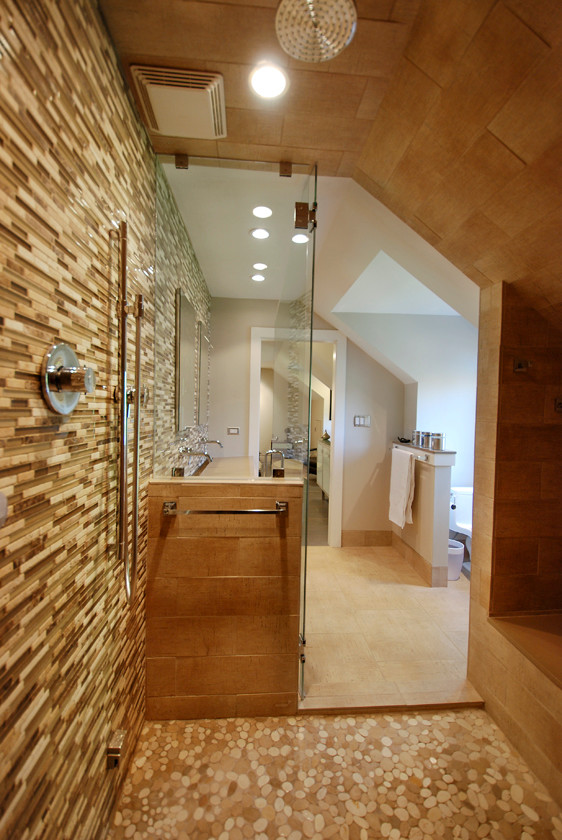Foto de sauna actual pequeña con armarios abiertos, sanitario de dos piezas, baldosas y/o azulejos beige, paredes beige y suelo de travertino