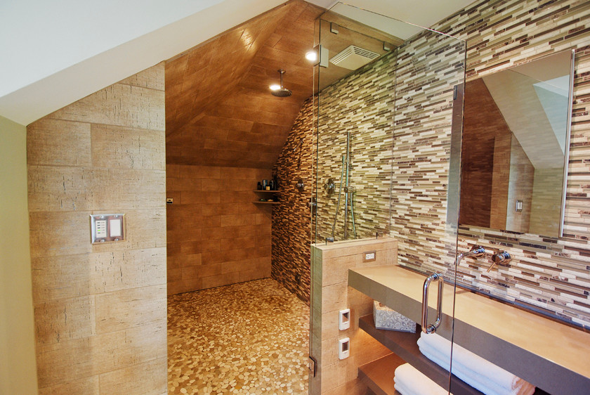 Immagine di una piccola sauna minimal con nessun'anta, WC a due pezzi, piastrelle multicolore, pareti beige e pavimento con piastrelle di ciottoli