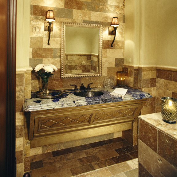 На фото: огромная главная ванная комната в средиземноморском стиле с плоскими фасадами, светлыми деревянными фасадами, гидромассажной ванной, двойным душем, унитазом-моноблоком, бежевой плиткой, каменной плиткой, бежевыми стенами, полом из травертина, монолитной раковиной и столешницей из плитки с