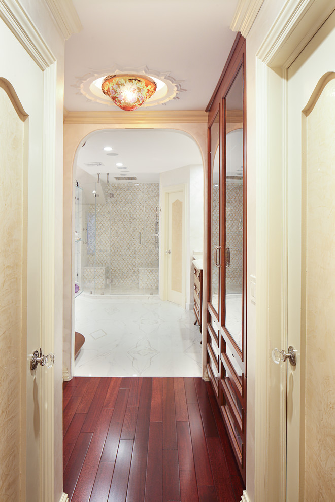 Idéer för stora vintage en-suite badrum, med möbel-liknande, ett fristående badkar, en toalettstol med hel cisternkåpa, marmorkakel, marmorgolv, ett undermonterad handfat och bänkskiva i kvartsit