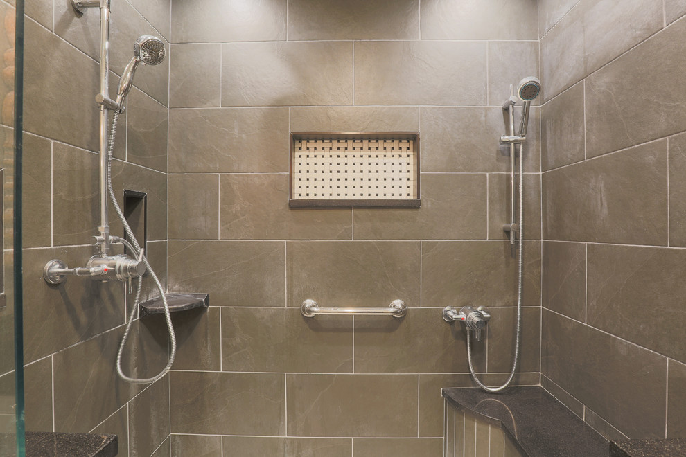 Klassisk inredning av ett mellanstort en-suite badrum, med möbel-liknande, vita skåp, en dusch i en alkov, en toalettstol med separat cisternkåpa, grå väggar, klinkergolv i porslin, ett undermonterad handfat, granitbänkskiva, svart golv och med dusch som är öppen