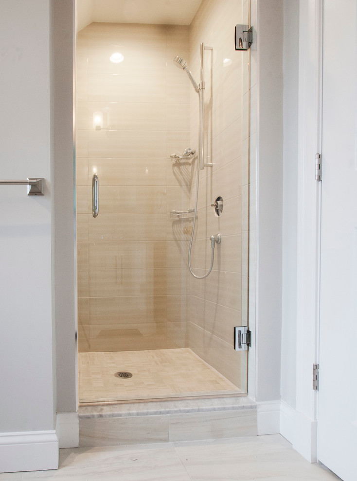 Inspiration pour une douche en alcôve design avec un carrelage beige et un mur gris.