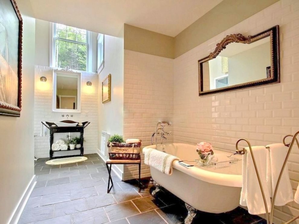 Idée de décoration pour une salle de bain champêtre de taille moyenne avec une vasque, une baignoire indépendante, un carrelage blanc, des carreaux de céramique, un mur blanc et un sol en ardoise.
