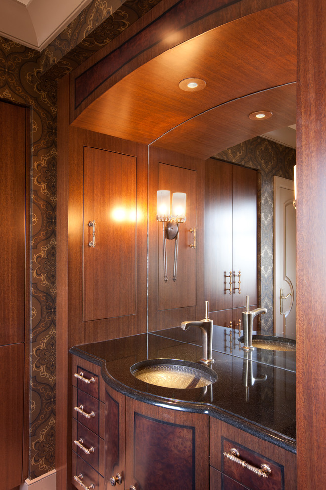 Esempio di una grande stanza da bagno eclettica con ante in legno bruno, top in granito e lavabo sottopiano