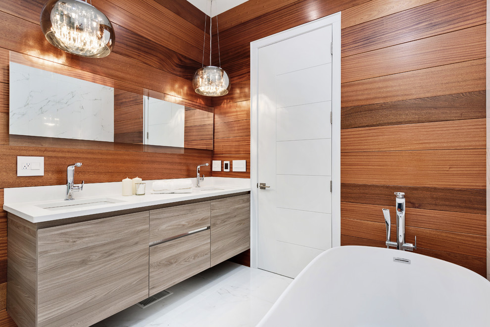 Idéer för att renovera ett funkis vit vitt en-suite badrum, med släta luckor, grå skåp, ett fristående badkar, bruna väggar, marmorgolv, ett undermonterad handfat och vitt golv