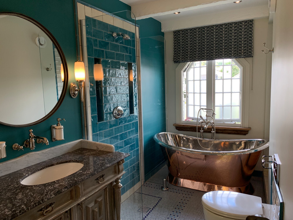Пример оригинального дизайна: ванная комната среднего размера в классическом стиле с фасадами с выступающей филенкой, серыми фасадами, отдельно стоящей ванной, душевой комнатой, синей плиткой, керамической плиткой, мраморной столешницей, разноцветной столешницей, тумбой под одну раковину и напольной тумбой