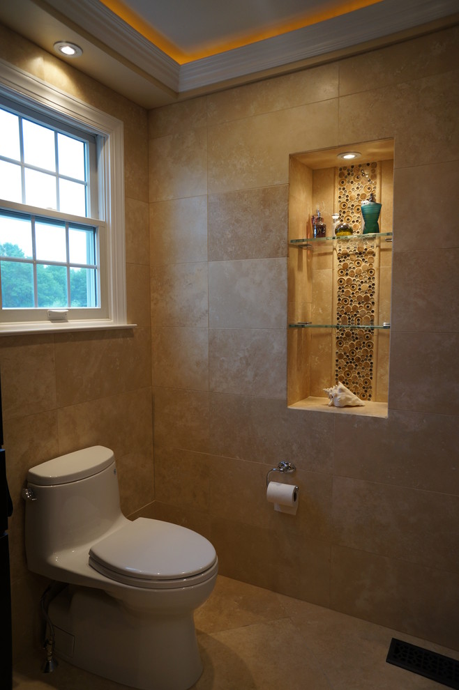Idéer för ett mellanstort klassiskt en-suite badrum, med släta luckor, skåp i mörkt trä, en toalettstol med separat cisternkåpa, beige kakel, stenkakel, ett undermonterad handfat, granitbänkskiva, en dusch i en alkov och travertin golv
