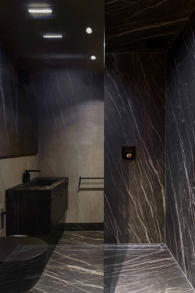 Aménagement d'une salle de bain principale contemporaine de taille moyenne avec un placard à porte plane, des portes de placard marrons, une baignoire posée, une douche ouverte, WC suspendus, un carrelage beige, des carreaux de porcelaine, un mur beige, un sol en carrelage de porcelaine, un lavabo suspendu, un plan de toilette en carrelage, un sol noir, une cabine de douche à porte battante et un plan de toilette noir.