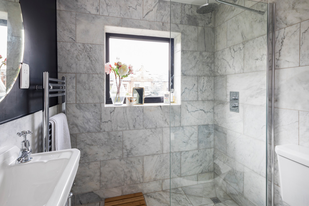 Идея дизайна: маленькая ванная комната в классическом стиле с открытым душем, раздельным унитазом, серой плиткой, керамической плиткой, серыми стенами, полом из керамической плитки, душевой кабиной, раковиной с пьедесталом, серым полом и открытым душем для на участке и в саду