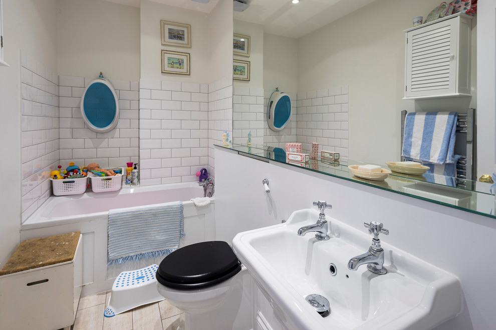 Mittelgroßes Klassisches Kinderbad mit Einbaubadewanne, Toilette mit Aufsatzspülkasten, Keramikfliesen, beiger Wandfarbe, Keramikboden, beigem Boden und Sockelwaschbecken in London