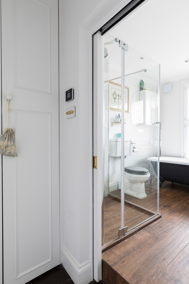 Klassisk inredning av ett mellanstort en-suite badrum, med ett badkar med tassar, en öppen dusch, en toalettstol med separat cisternkåpa, keramikplattor, beige väggar, klinkergolv i keramik, ett piedestal handfat, beiget golv och dusch med gångjärnsdörr