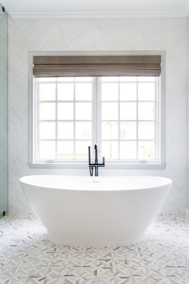 Exempel på ett mellanstort modernt en-suite badrum, med ett fristående badkar, våtrum, en toalettstol med hel cisternkåpa, beige väggar, mosaikgolv, ett undermonterad handfat och dusch med gångjärnsdörr