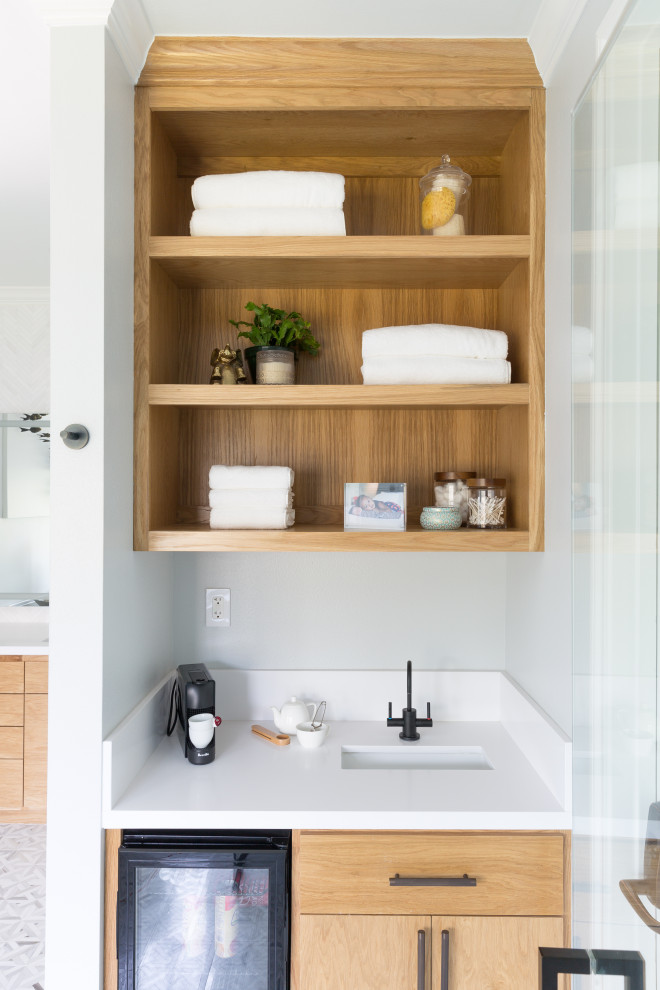 Modern inredning av ett mellanstort en-suite badrum, med ett fristående badkar, våtrum, en toalettstol med hel cisternkåpa, beige väggar, mosaikgolv, ett undermonterad handfat och dusch med gångjärnsdörr