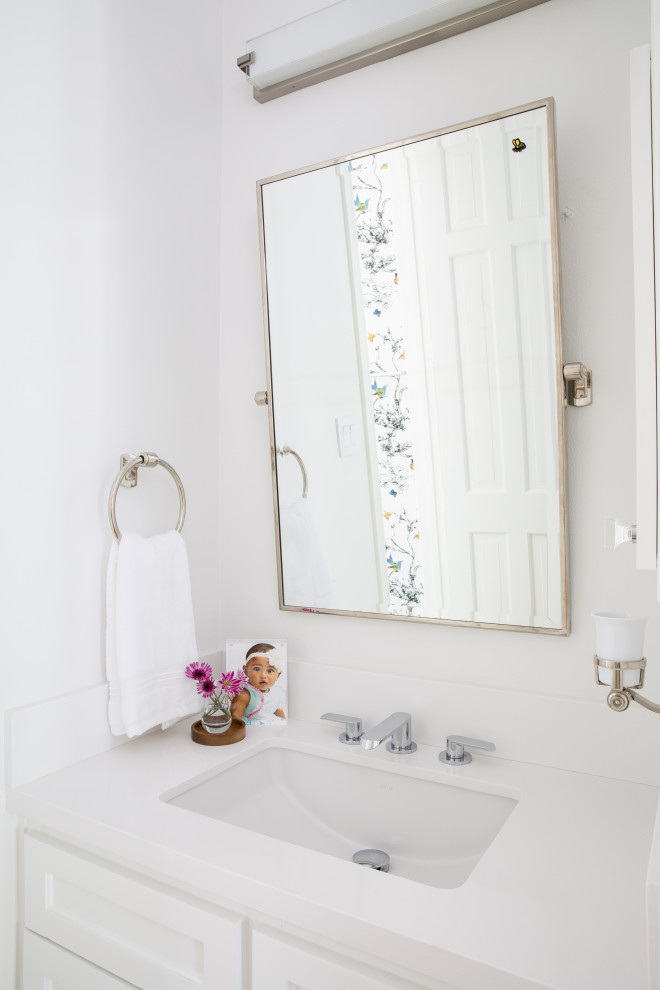 Inspiration för mellanstora moderna en-suite badrum, med ett fristående badkar, våtrum, en toalettstol med hel cisternkåpa, beige väggar, ett undermonterad handfat och dusch med gångjärnsdörr