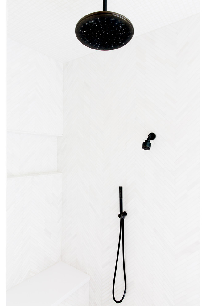 Inspiration för ett mellanstort funkis vit vitt en-suite badrum, med skåp i shakerstil, vita skåp, ett fristående badkar, våtrum, en toalettstol med hel cisternkåpa, vit kakel, mosaik, beige väggar, mosaikgolv, ett undermonterad handfat, bänkskiva i kvarts och dusch med gångjärnsdörr
