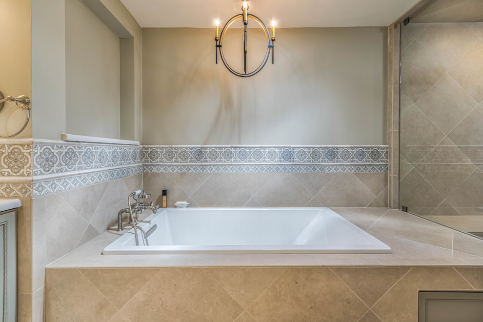 Inredning av ett stort en-suite badrum, med ett platsbyggt badkar, en dusch i en alkov, keramikplattor, grå väggar och travertin golv