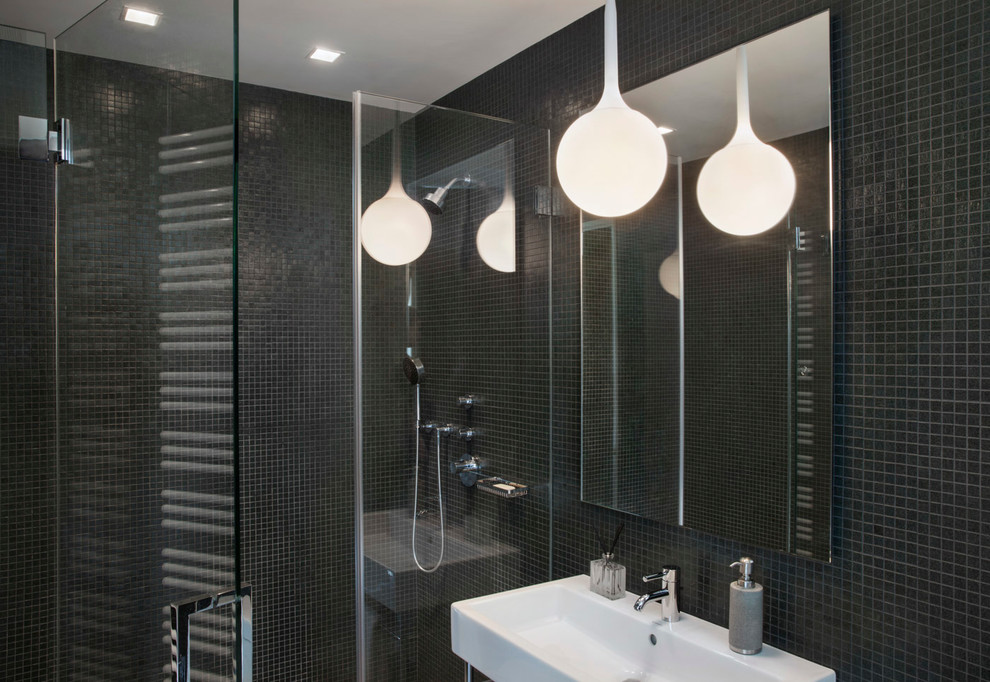 Идея дизайна: главная ванная комната среднего размера в современном стиле с подвесной раковиной, инсталляцией, черной плиткой, керамической плиткой, черными стенами и полом из керамической плитки