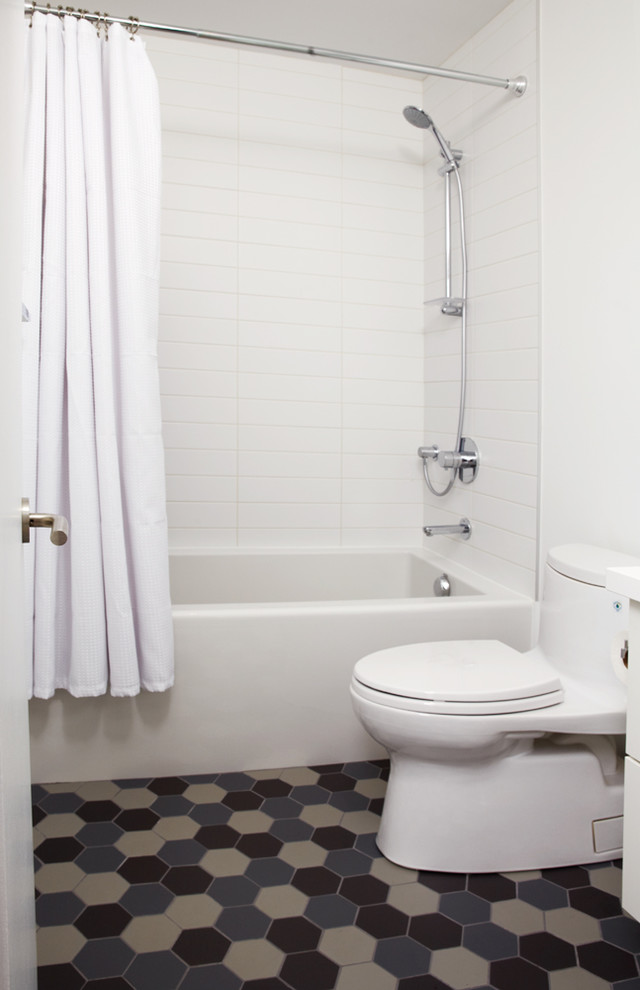 Idéer för att renovera ett mellanstort funkis badrum för barn, med ett undermonterad handfat, släta luckor, vita skåp, bänkskiva i kvarts, ett badkar i en alkov, en dusch/badkar-kombination, en toalettstol med hel cisternkåpa, vit kakel, porslinskakel, vita väggar och klinkergolv i keramik