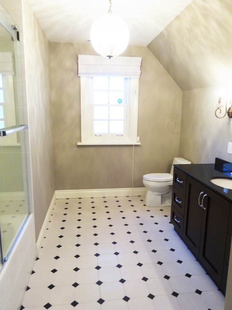 Idéer för att renovera ett stort vintage en-suite badrum, med skåp i shakerstil, skåp i mörkt trä, ett badkar i en alkov, en dusch/badkar-kombination, svart och vit kakel, porslinskakel, ett undermonterad handfat och granitbänkskiva